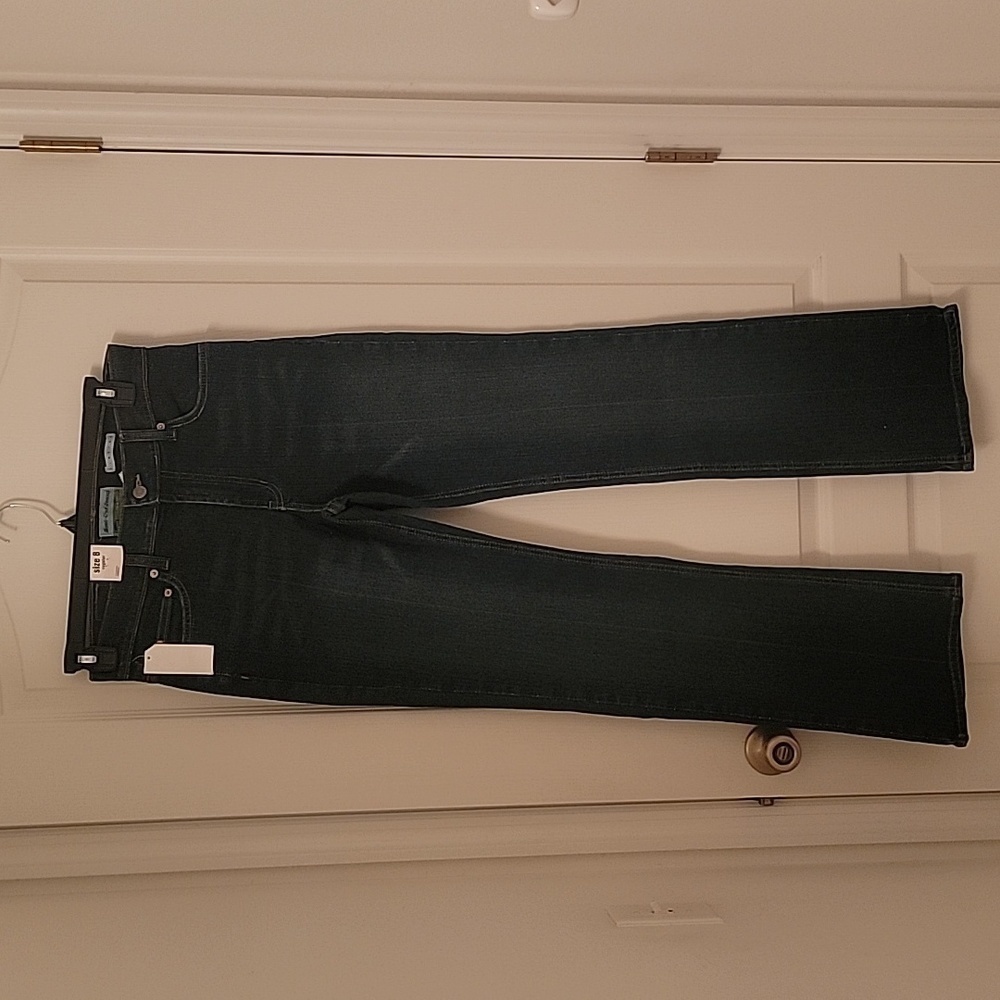 Old Navy Boot Cut Low Waist jeans. SIZE 8R, NWT